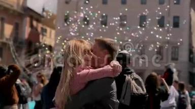 恋爱中的年轻夫妇在罗马市中心的老建筑前玩得很开心。 两个人拥抱在一起